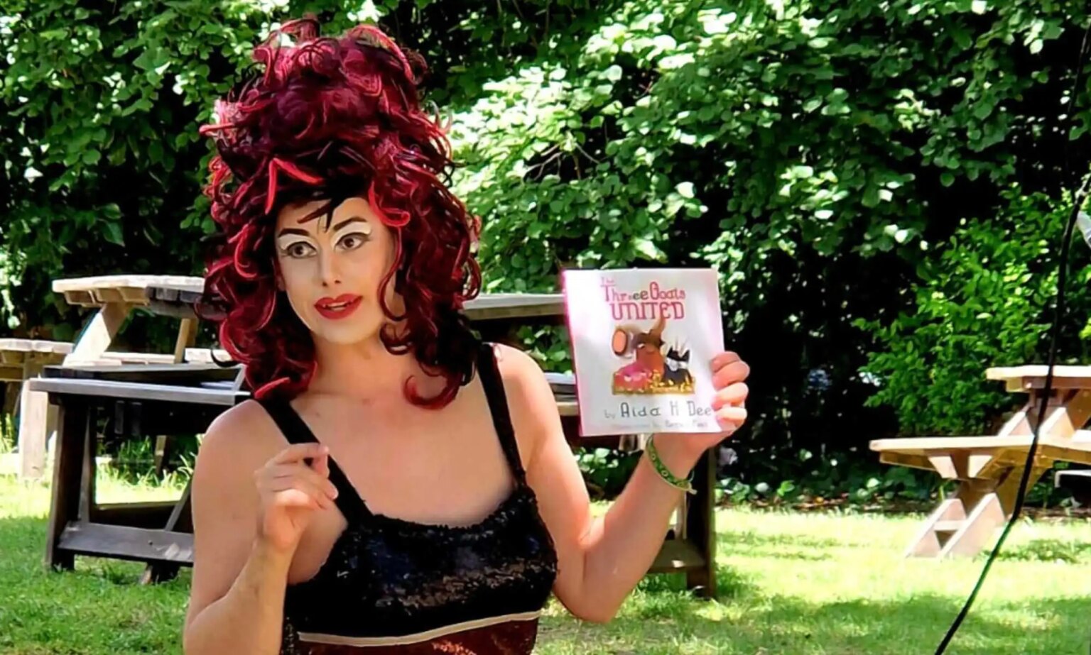 Le fondateur de Drag Queen Story Hour est déterminé à continuer de lutter contre la haine après une alerte à la bombe Aida H Dee has said a hoax bomb threat has spurred her to keep fighting hate.