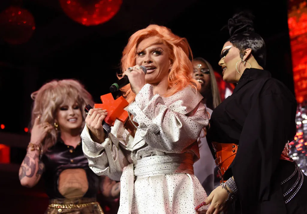 La légende de Drag Race, Sasha Colby, parle de sa polygamie : « Je sors avec quelques personnes » La légende de Drag Race, Sasha Colby, parle de sa polygamie : « Je sors avec quelques personnes »