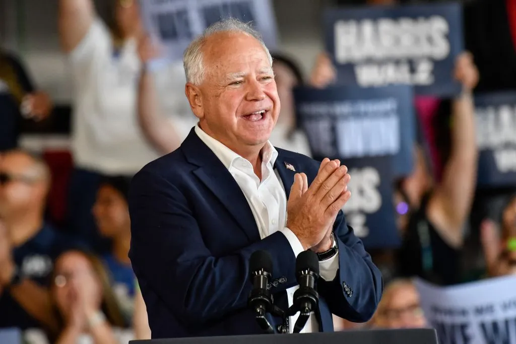 Les militants de droite sont à nouveau furieux contre Tim Walz – cette fois, pour avoir laissé les migrants conduire Les militants de droite sont à nouveau furieux contre Tim Walz – cette fois, pour avoir laissé les migrants conduire