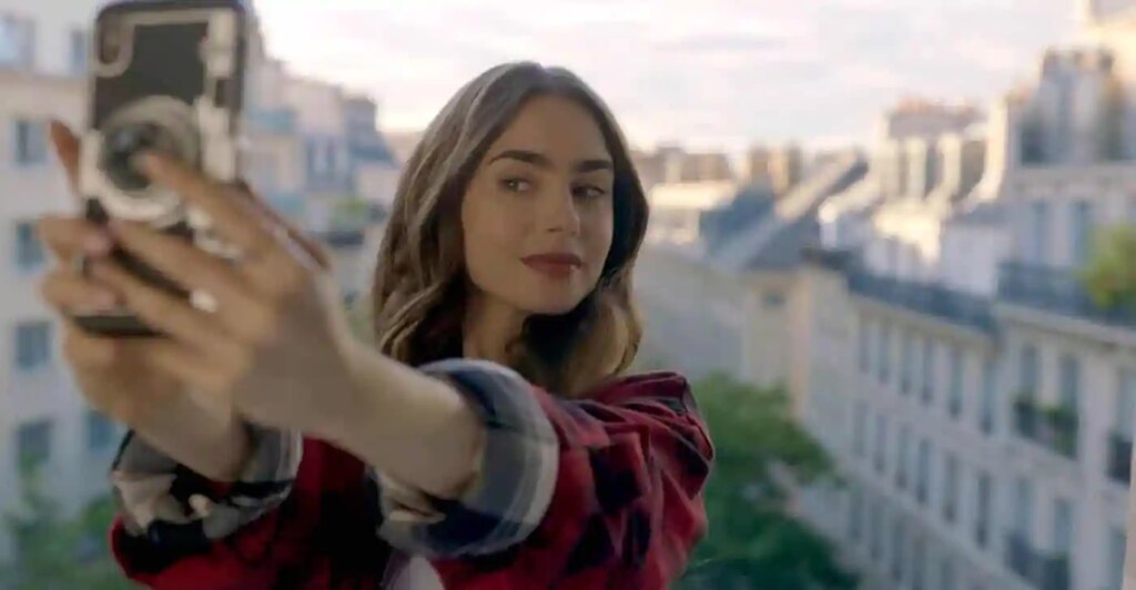 Pourquoi tant de gens prétendent « détester » Emily à Paris, et quand sortira la saison 4 ? Lily Collins as Emily in Emily in Paris