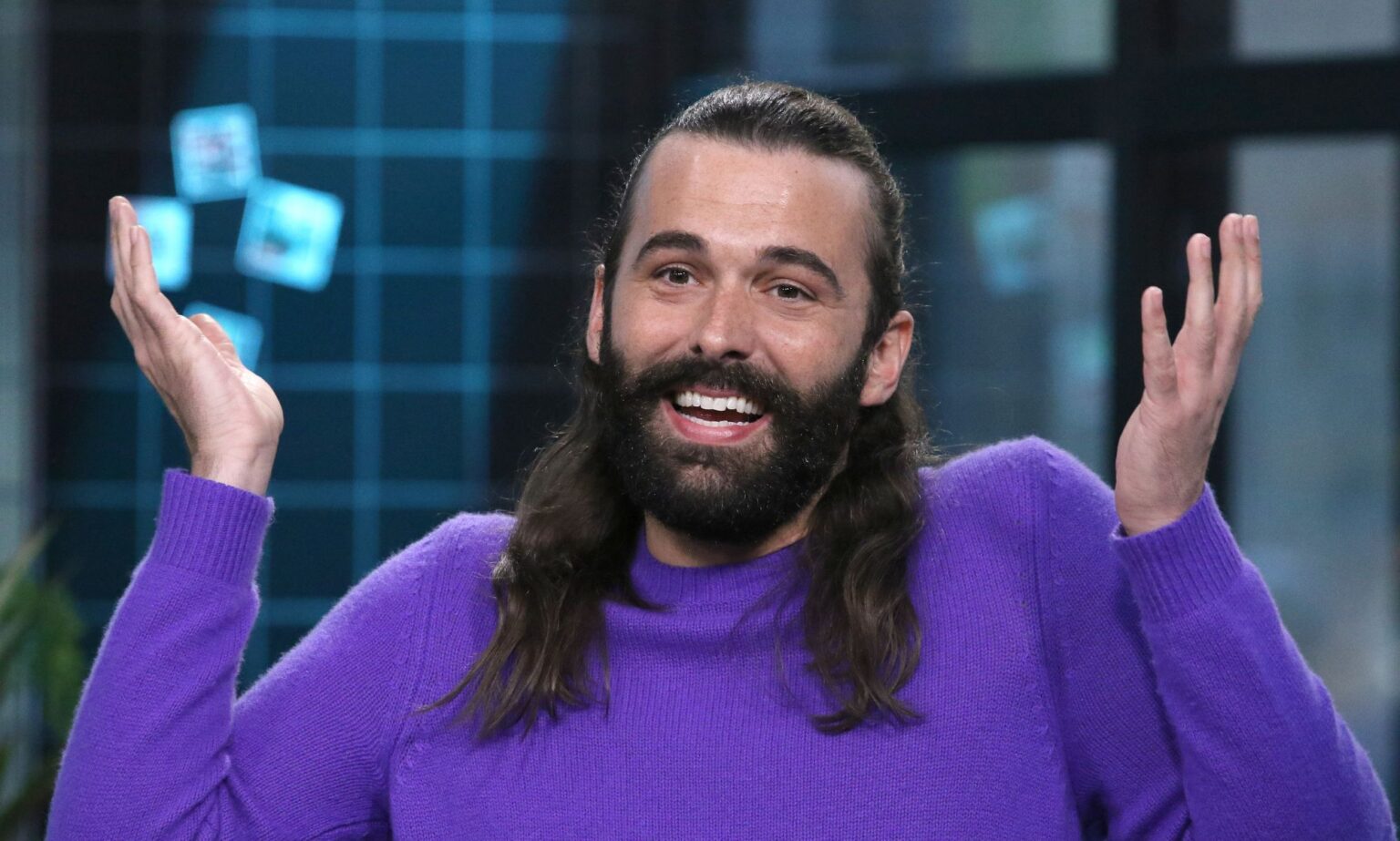 Jonathan van Ness, de Queer Eye, parle du développement d'une fistule anale : « J'ai développé un deuxième trou du cul » Jonathan Van Ness smiles and shrugs with their hands in the air.