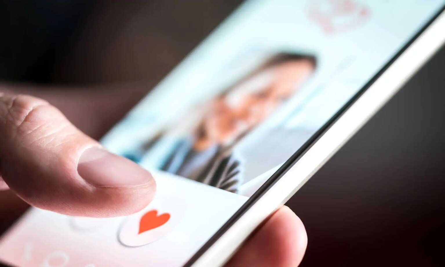 Un homme trans accède à une application de rencontre qui utilise la reconnaissance faciale pour exclure les personnes trans A dating app