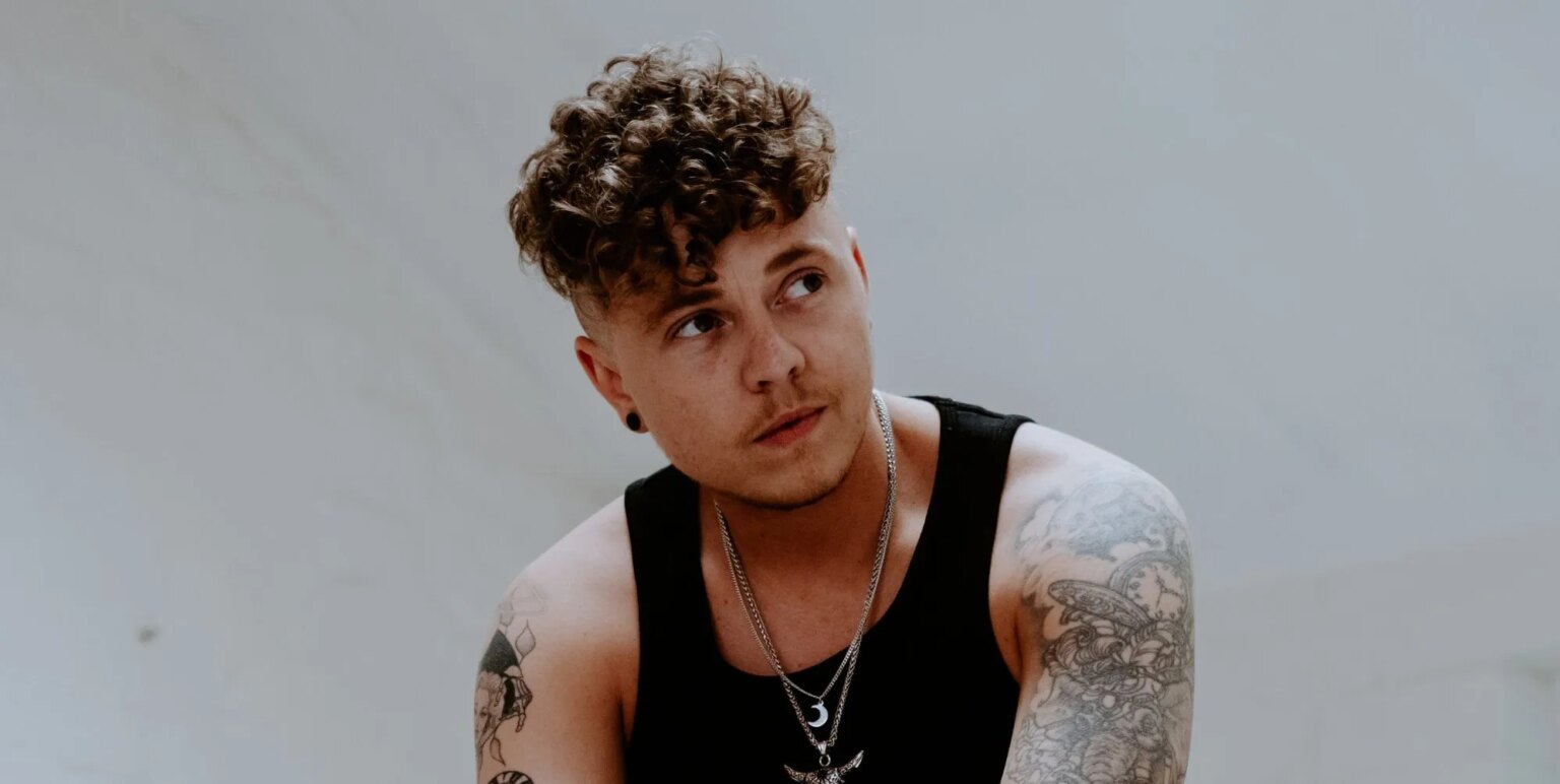 La star transgenre de X Factor affirme qu'on lui a demandé de mentir sur son orientation sexuelle : « C'est dégoûtant » Dylan and the Moon singer Dylan Holloway