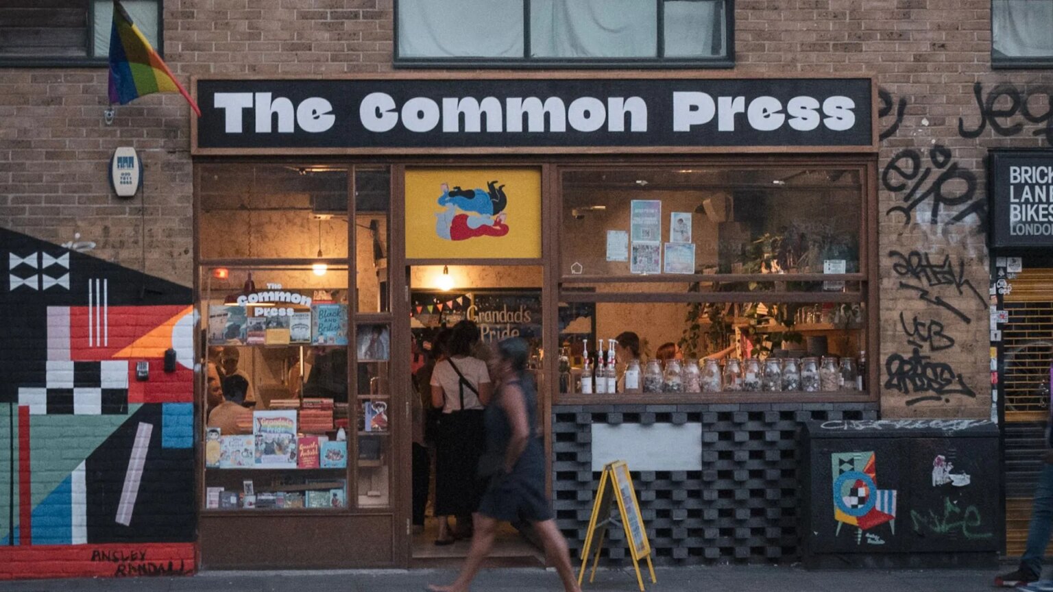 Une librairie et un café de l'est de Londres décrits comme un « havre de paix » homosexuel qui collectent des fonds pour rester ouverts Photo of east London LGBTQ+ bookshop and café The Common Press