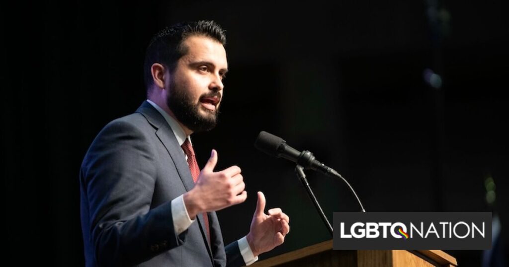 Le président du Parti républicain a qualifié les personnes LGBTQ+ de « provocatrices » et de partisanes des drapeaux de la fierté. Il a eu ce qu’il méritait. Le président du Parti républicain a qualifié les personnes LGBTQ+ de « provocatrices » et de partisanes des drapeaux de la fierté. Il a eu ce qu’il méritait.