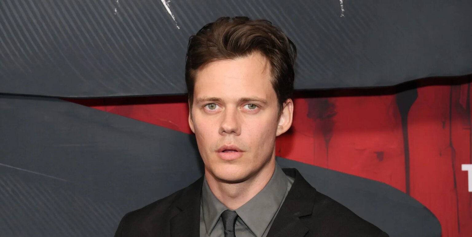 Bill Skarsgård, de The Crow, suscite la frénésie gay avec une photo torse nu : « J'ai besoin de lui immédiatement » The Crow star Bill Skarsgård