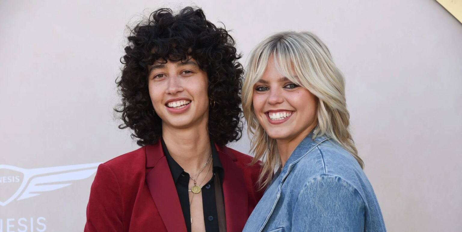 Towa Bird dit qu'elle est « obsédée » par sa petite amie Reneé Rap Towa Bird and Reneé Rapp in blue and red suits.