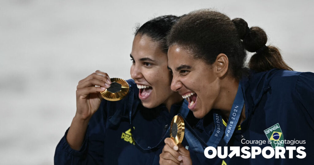 Ana Patricia remporte l'or pour le Brésil en beach-volley aux Jeux olympiques, avec sa petite amie au bord du terrain à Paris Ana Patricia remporte l'or pour le Brésil en beach-volley aux Jeux olympiques, avec sa petite amie au bord du terrain à Paris