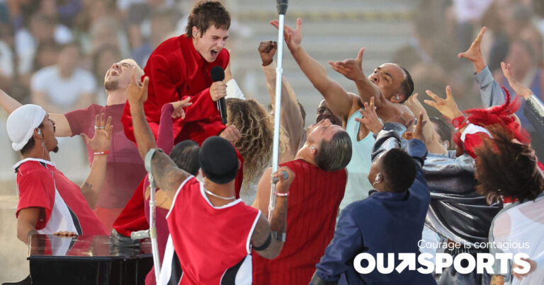Christine and the Queens, porte-drapeaux homosexuels, apporte une ambiance joyeuse et queer à la cérémonie d'ouverture des Jeux paralympiques