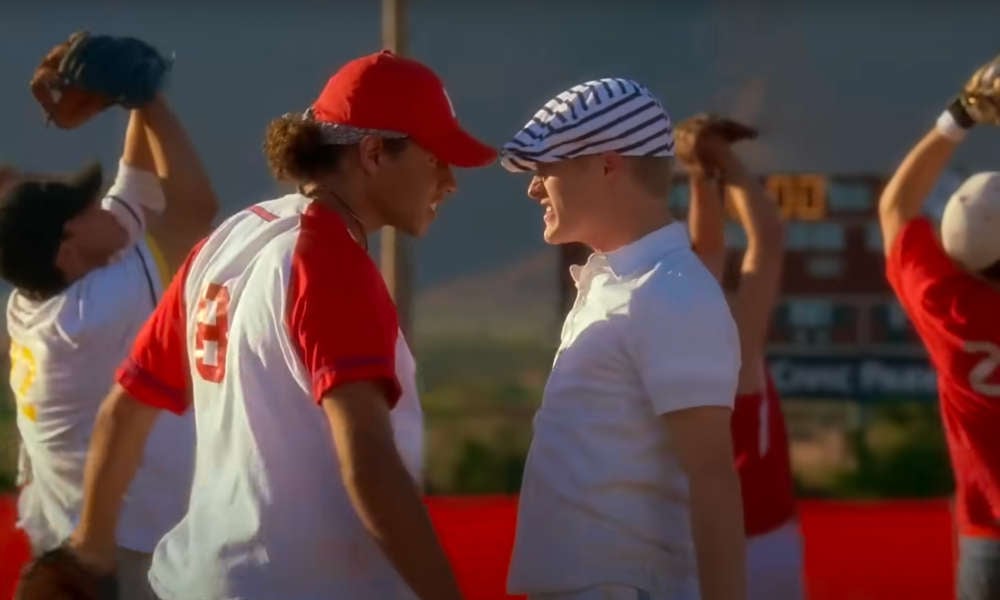 Corbin Bleu et Lucas Grabeel brisent le silence sur leur échange de tenue emblématique de « High School Musical 2 » Corbin Bleu et Lucas Grabeel brisent le silence sur leur échange de tenue emblématique de « High School Musical 2 »