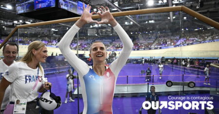 Deux athlètes de l'équipe LGBTQ sur le podium lors de la première épreuve de médailles des Jeux paralympiques de Paris