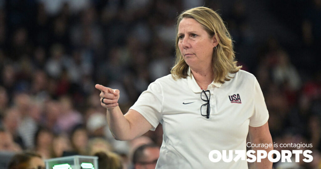 L'équipe féminine de basket-ball des États-Unis compte un entraîneur et un recruteur ouvertement homosexuels dans le match pour la médaille d'or des Jeux olympiques de Paris L'équipe féminine de basket-ball des États-Unis compte un entraîneur et un recruteur ouvertement homosexuels dans le match pour la médaille d'or des Jeux olympiques de Paris