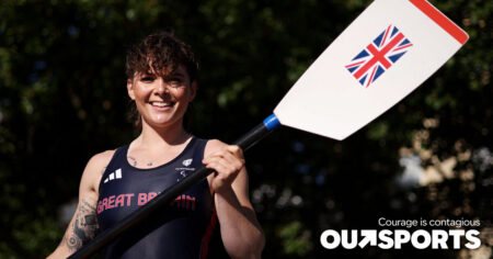 Lauren Rowles, championne d'aviron homosexuelle, célèbre son nouveau meilleur temps mondial aux Jeux paralympiques