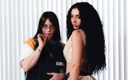 Les saphiques « brûlent » sur le remix torride de Guess de Charli XCX et Billie Eilish
