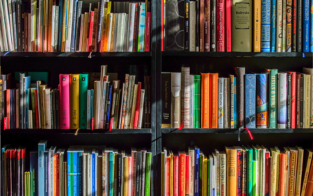 Les tentatives d'interdiction de livres LGBTQ+ se multiplient dans les écoles britanniques, selon une étude