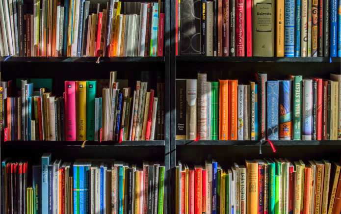 Les tentatives d'interdiction de livres LGBTQ+ se multiplient dans les écoles britanniques, selon une étude
