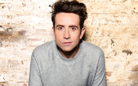 Les vacances de Nick Grimshaw à Ibiza prennent une tournure terrifiante après que des voleurs ont gazé et perquisitionné sa villa