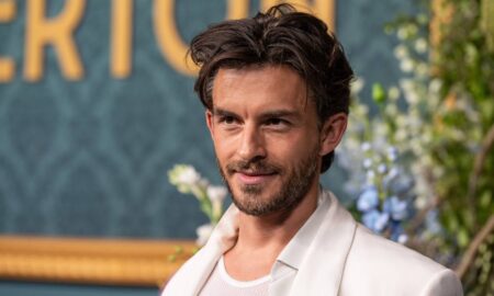 Oui, Jonathan Bailey portait une prothèse pendant le tournage de « Fellow Travelers »