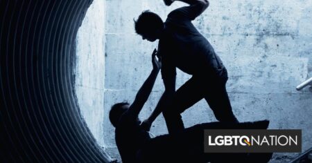Un homme gay a sauvé son partenaire d'un horrible crime haineux, puis a plaqué l'agresseur au sol