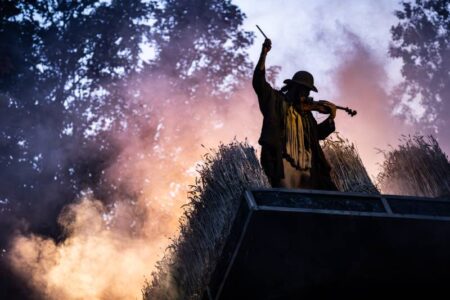 Un violon sur le toit est une reprise réfléchie qui tend un miroir à la société – critique