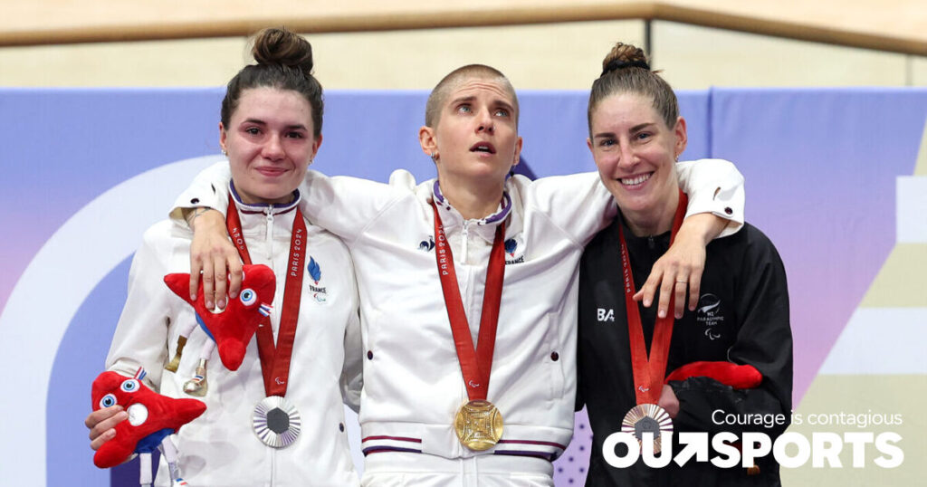 Un cycliste gay embrasse son partenaire après avoir remporté l'or aux Jeux paralympiques, puis s'évanouit presque sur le podium Un cycliste gay embrasse son partenaire après avoir remporté l'or aux Jeux paralympiques, puis s'évanouit presque sur le podium