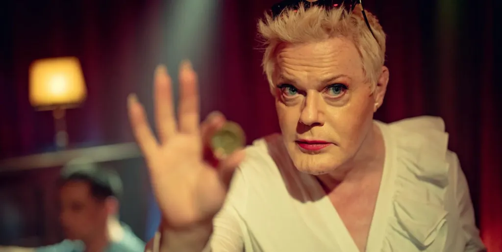 Suzy Izzard joue Lachy dans Kaos