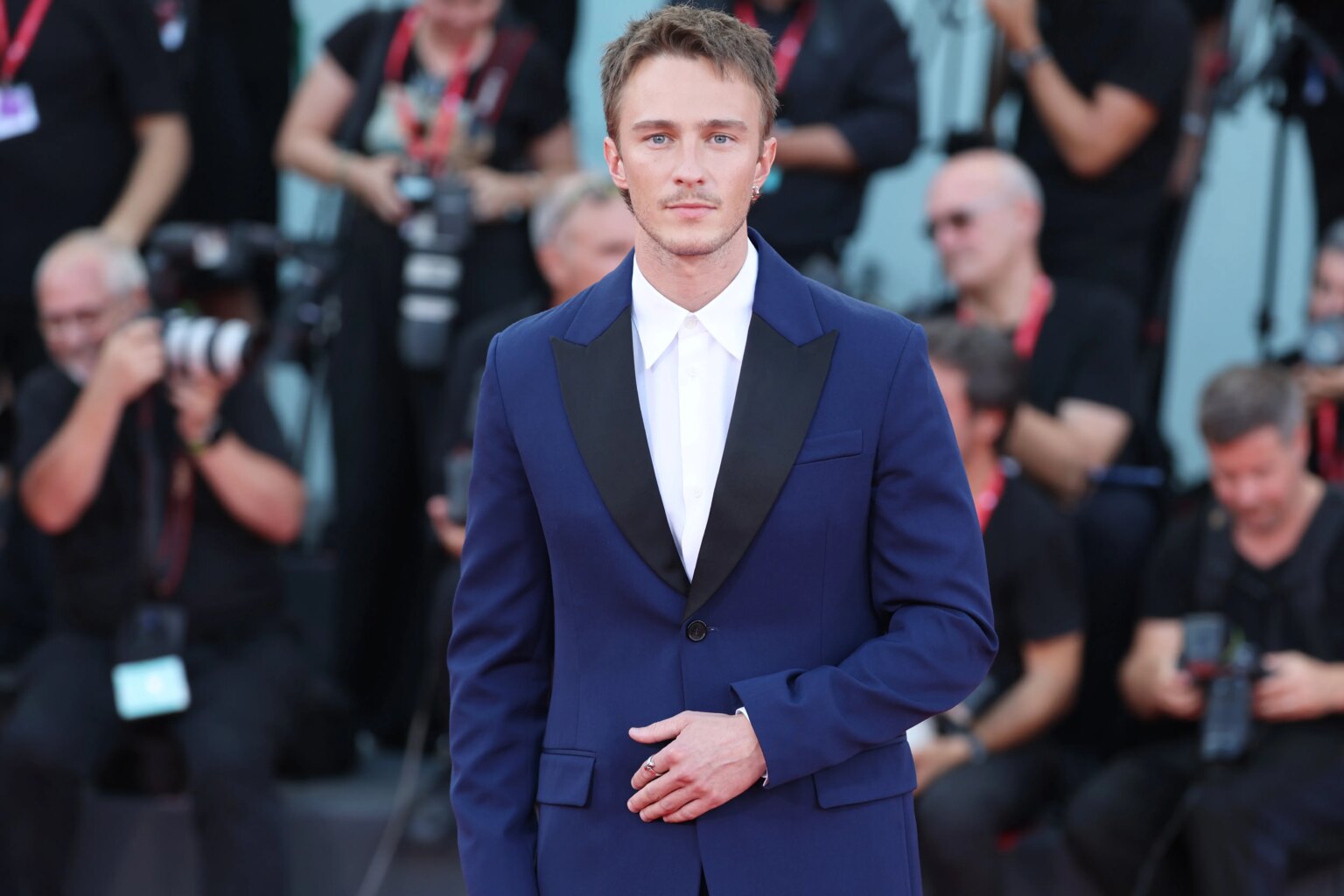 Drew Starkey, la star de « Queer », déclare que le public américain est « tendu » à propos des scènes de sexe Drew Starkey at the Queer red carpet