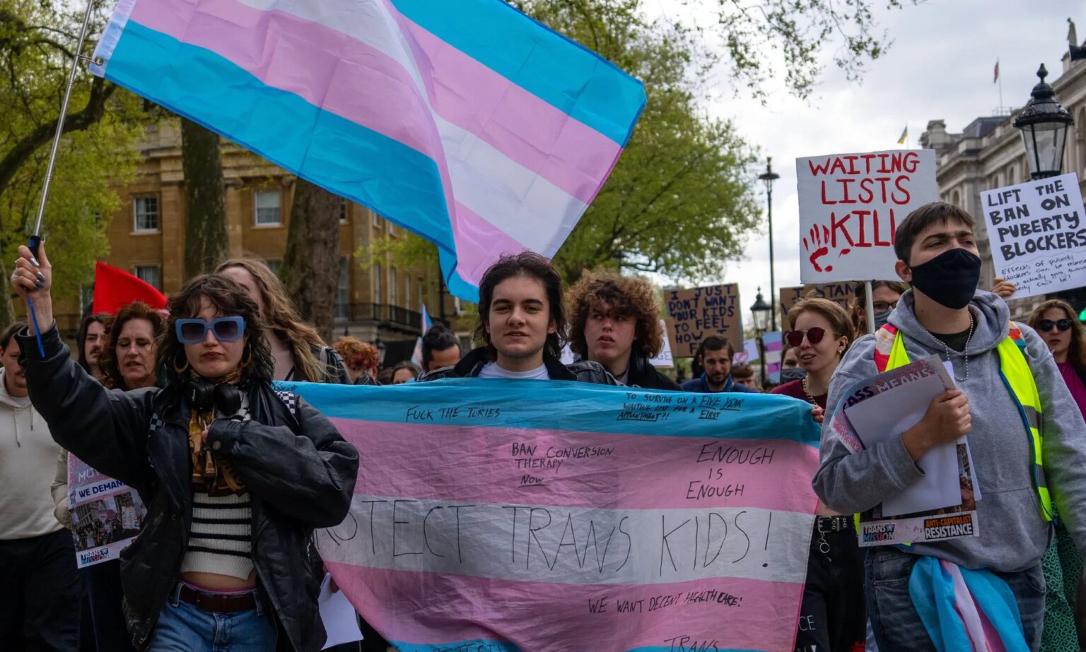 Les bloqueurs de puberté sont « sûrs, efficaces et réversibles », selon une étude indépendante A trans protest, pictured.