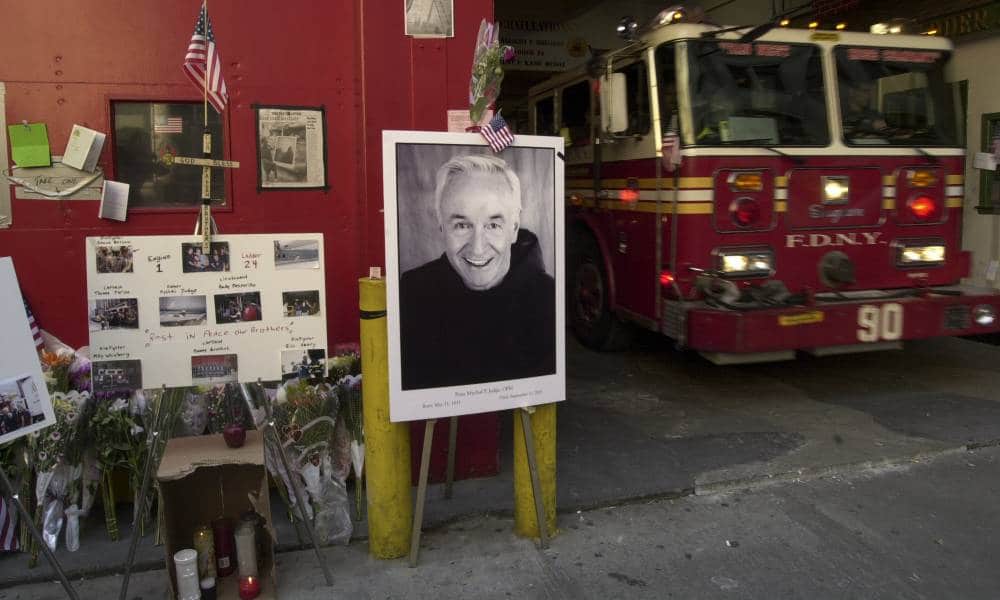 Mychal Judge fait partie d'un mémorial aux victimes de l'attaque du World Trade Center à l'extérieur d'Engine Co. One/Ladder Co. 24 dans le centre de Manhattan
