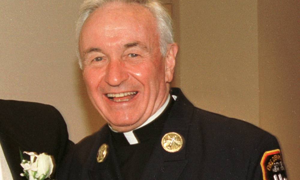 En mémoire du héros gay des attentats du 11 septembre, Mychal Judge, 23 ans après : « Le paradis est rempli de personnes LGBTQ+ » Fire Department chaplain Mychal Judge smiles for a photograph 28 July 2001, Judge was killed in the 9/11 attack later that year