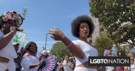 Des milliers de manifestants transgenres organisent une soirée dansante devant la Heritage Foundation