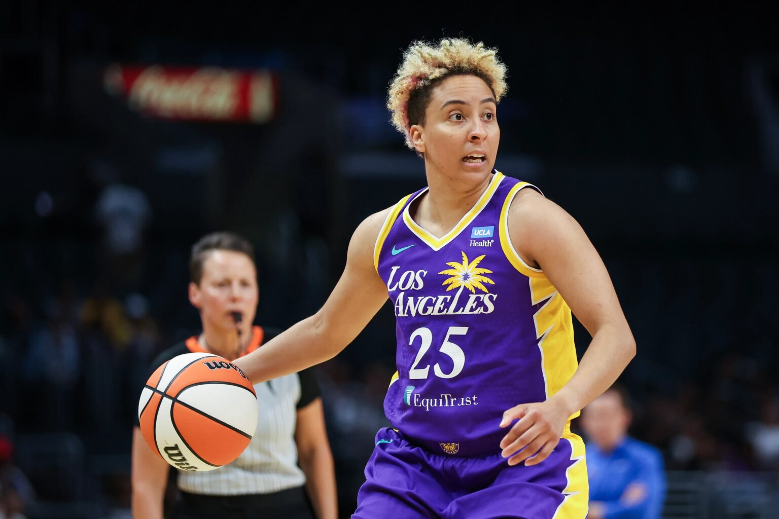 La première joueuse ouvertement transgenre et non binaire de la WNBA prend sa retraite Layshia Clarendon playing for the Los Angeles Sparks as part of the WNBAa