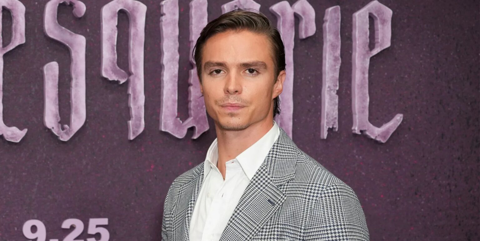 Nicholas Chavez, la star de Monsters, déclare que le prochain projet de Ryan Murphy est « très différent » Nicholas Chevez at the premiere of Ryan Murphy