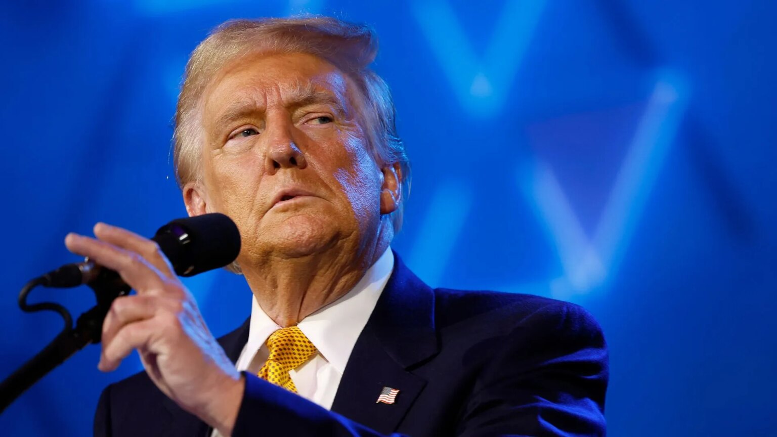 La campagne de Trump critiquée pour la « panique trans » Publicité de Harris : « Kamala est pour eux/elles » Republican presidential nominee former U.S. President Donald Trump