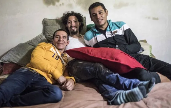 Alejandro Rodriguez (à gauche), Victor Prada (au centre) et Manuel Bermudez posent pour une photo chez eux à Medellin, en Colombie, le 17 juin 2017. Les trois hommes ont obtenu la reconnaissance légale comme la première « famille polyamoureuse » du pays, où les mariages homosexuels ont été légalisés l'année dernière. / PHOTO AFP / JOAQUIN SARMIENTO (Le crédit photo doit se lire JOAQUIN SARMIENTO/AFP/Getty Images)
