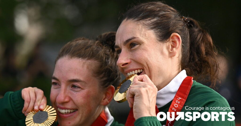 Des larmes de joie après la victoire d'une cycliste homosexuelle à la quatrième médaille d'or paralympique Des larmes de joie après la victoire d'une cycliste homosexuelle à la quatrième médaille d'or paralympique