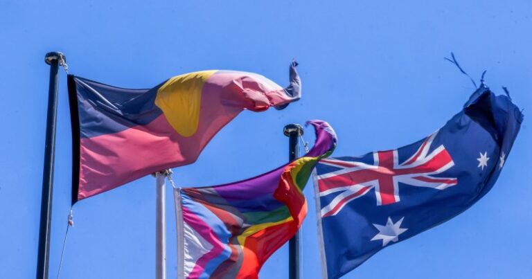 Exclure les questions LGBTQ+ du recensement australien rendrait les populations « invisibles », affirment les défenseurs de la cause LGBTQ+ Drapeau aborigène australien, drapeau de la fierté et drapeau australien.