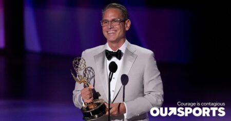 Greg Berlanti remercie son « âme sœur » Robbie Rogers dans son discours des Emmy Awards et déclare que les histoires gay sont « plus que jamais nécessaires »