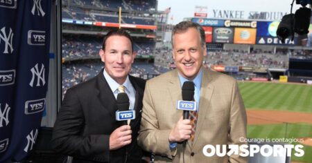 Les commentateurs des Yankees ont une querelle d'amoureux dans la cabine. Et regardez les muscles de ce joueur.