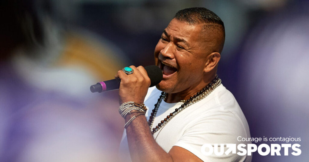 Les fans des Vikings du Minnesota et Brett Favre se sont déchaînés devant l'interprétation unique de l'hymne national par Esera Tuaolo Les fans des Vikings du Minnesota et Brett Favre se sont déchaînés devant l'interprétation unique de l'hymne national par Esera Tuaolo