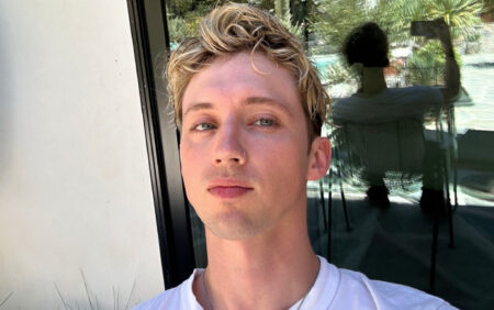 « Les hétéros deviennent trop à l’aise » : Troye Sivan répond à l’article aveugle de Grindr