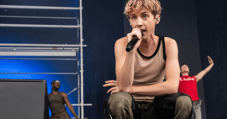 Troye Sivan répond aux allégations « homophobes » selon lesquelles il est en tournée avec Charli XCX pour « aller sur Grindr à chaque arrêt » Troye Sivan