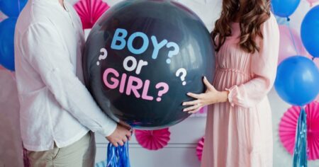 Un homme et une femme tenant un ballon avec le texte « Garçon ou fille ? » pour une fête de révélation du sexe