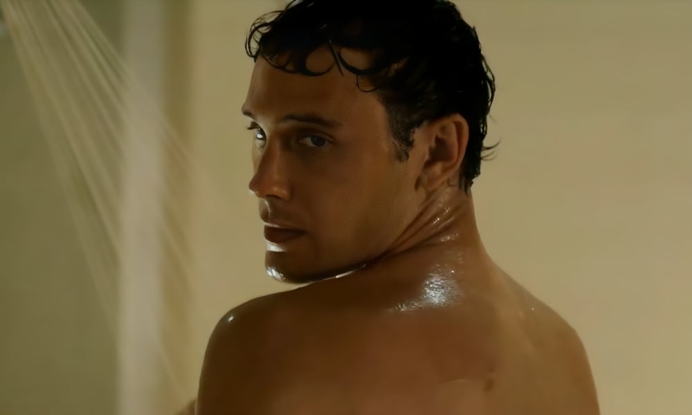 La scène de douche torride de Cooper Koch dans « Monsters » laisse les fans se demander si c'est réel This is a screengrab from Cooper Kock