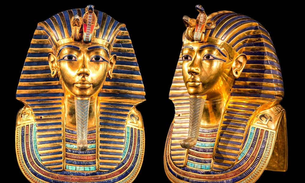 Des experts révèlent pourquoi ils pensent que le roi Toutankhamon a été momifié avec une érection Golden death mask of King Tutankhamun with intricate details in blue and gold.