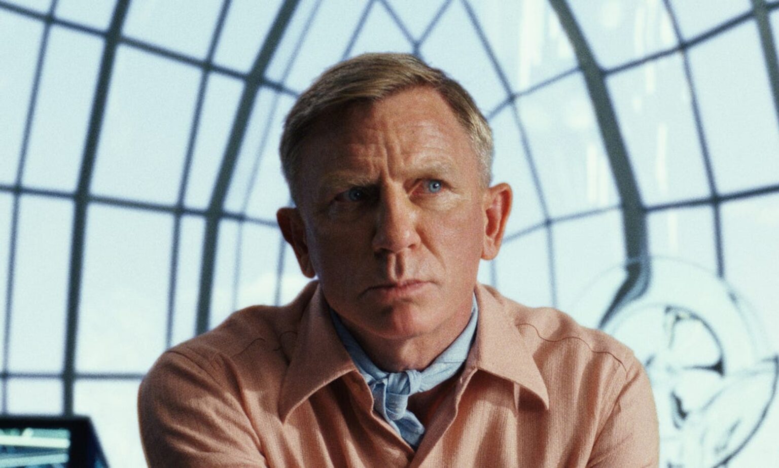 Daniel Craig ne pense pas que ce soit sa « place » de représenter la communauté LGBTQ+ chez Queer Daniel Craig in a peach suit against a window