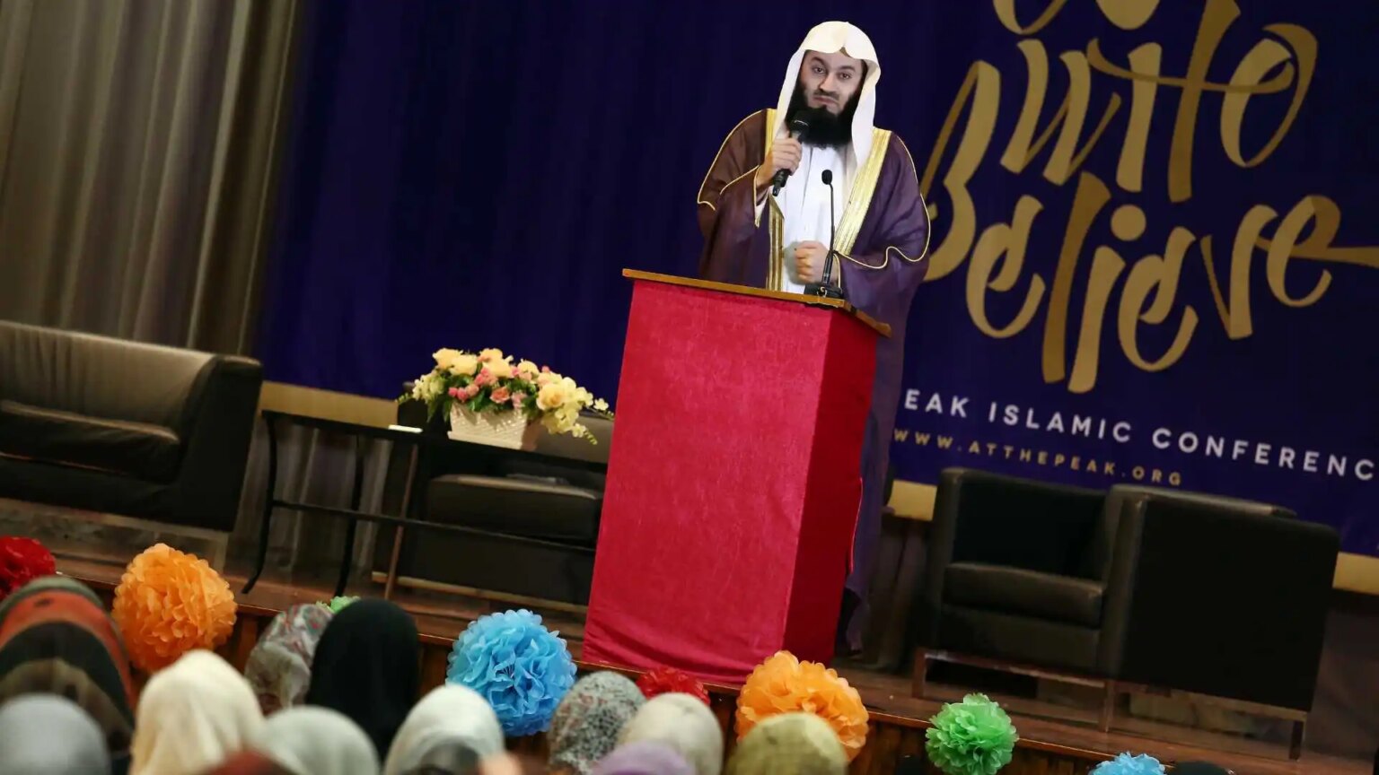 Une publicité du métro de Londres présente un religieux qui qualifie les homosexuels de « sales » et de « pires que les animaux » Ismail ibn Musa Menk