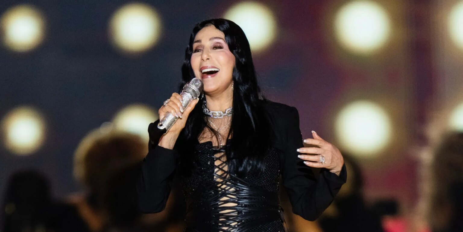 Cher éclipse littéralement tout le monde avec une performance « emblématique » au défilé de mode Victoria's Secret Music legend Cher performs at the Victoria's Secret Fashion Show.jpg