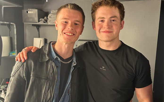 "Mon cœur vient d'exploser" : les fans de Heartstopper et des Young Royals réagissent au crossover