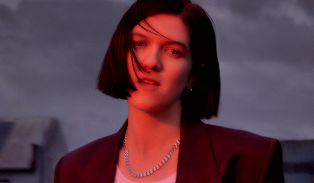 Romy : « Plus de visibilité pour les femmes queer dans la pop me semble très excitante » Romy : « Plus de visibilité pour les femmes queer dans la pop me semble très excitante »